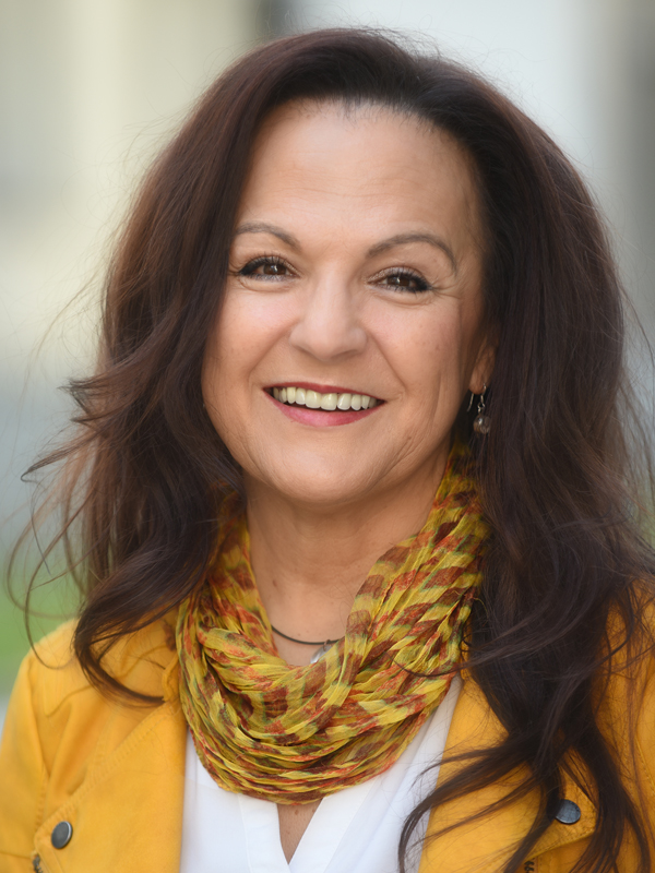 https://www.artcross.at/camp/wp-content/uploads/2024/10/Fischer-Regina.jpg